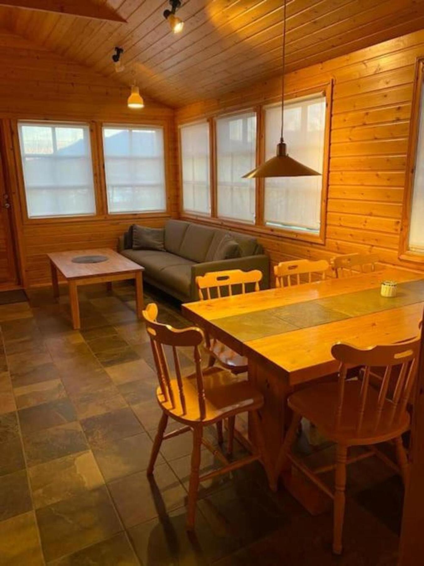 Cozy 2 Bedroom Cottage With Hot Tub Akureyri Bagian luar foto