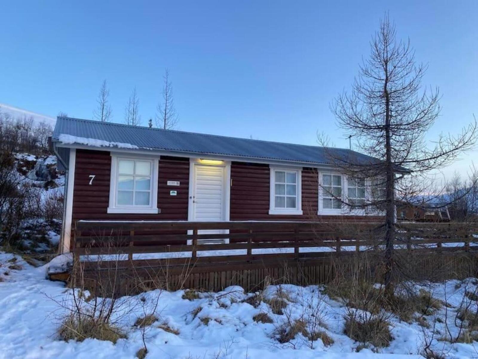 Cozy 2 Bedroom Cottage With Hot Tub Akureyri Bagian luar foto