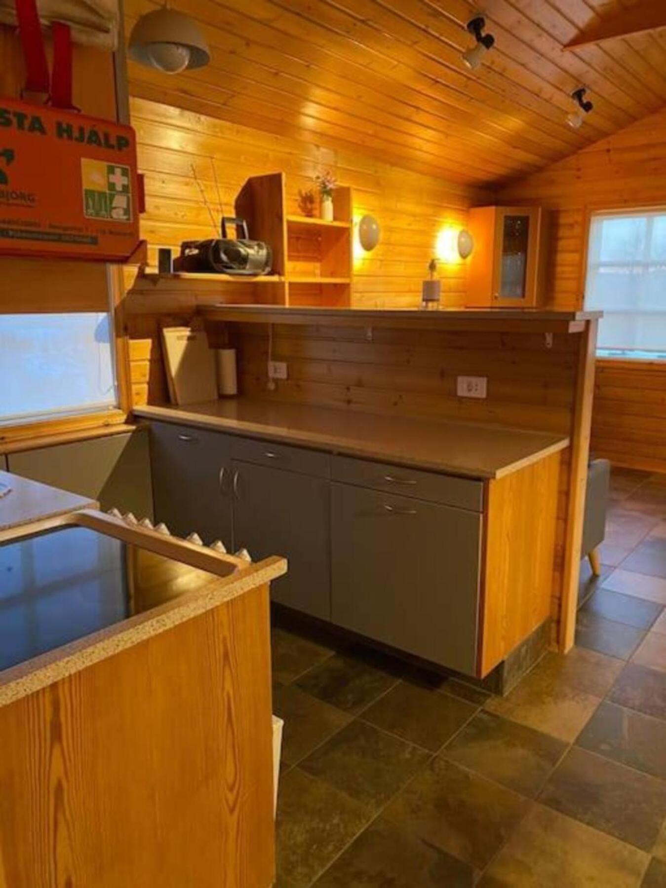 Cozy 2 Bedroom Cottage With Hot Tub Akureyri Bagian luar foto
